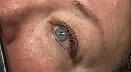 Close-up of expertly treated eyelash at Simone Services in Edinburgh, Scotland, GB, highlighting lash care expertise.
