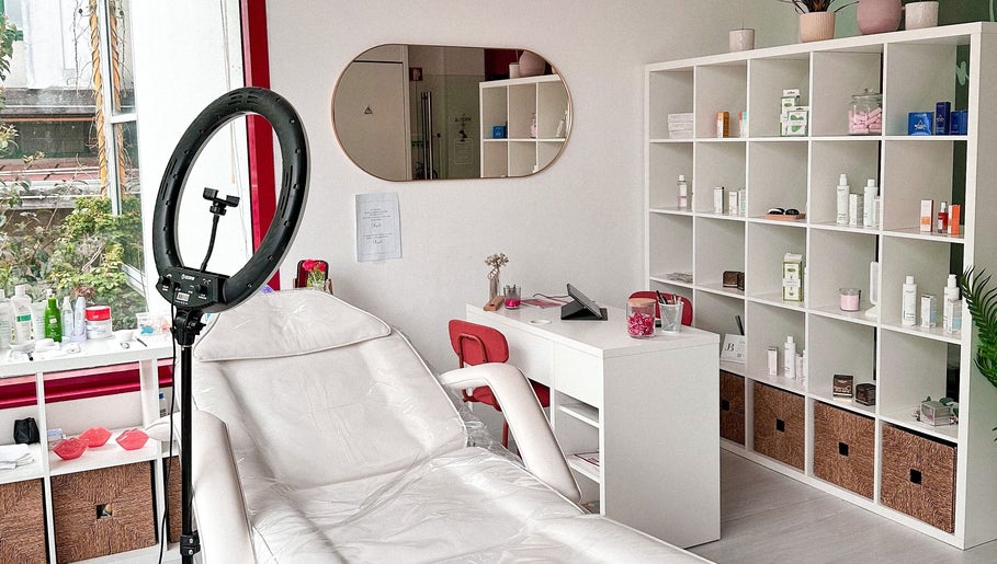 Interior do spa Jenny Bellini em Porto, Porto, PT, com poltrona e prateleiras de produtos de beleza.