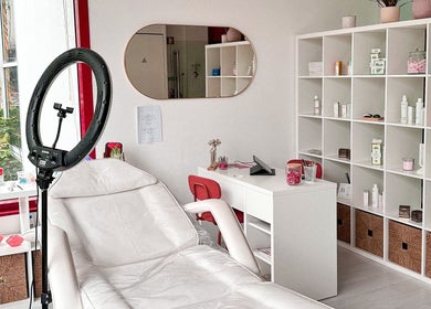 Interior do spa Jenny Bellini em Porto, Porto, PT, com poltrona e prateleiras de produtos de beleza.