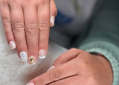 Ongles décorés avec art à MD-Aux doigts enchantés, Saint-gérand-croixanvec, Bretagne, FR.