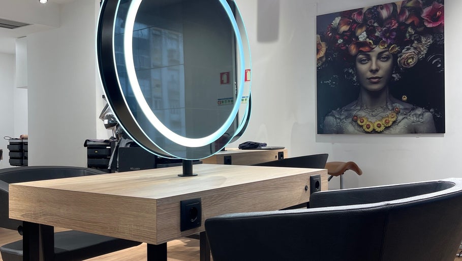 Espaço moderno em Ydenis Ribeiro, Lisboa, Lisboa, PT, com espelho iluminado e arte na parede.