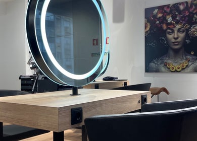 Espaço moderno em Ydenis Ribeiro, Lisboa, Lisboa, PT, com espelho iluminado e arte na parede.