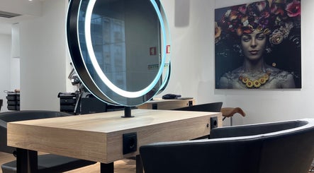 Espaço moderno em Ydenis Ribeiro, Lisboa, Lisboa, PT, com espelho iluminado e arte na parede.