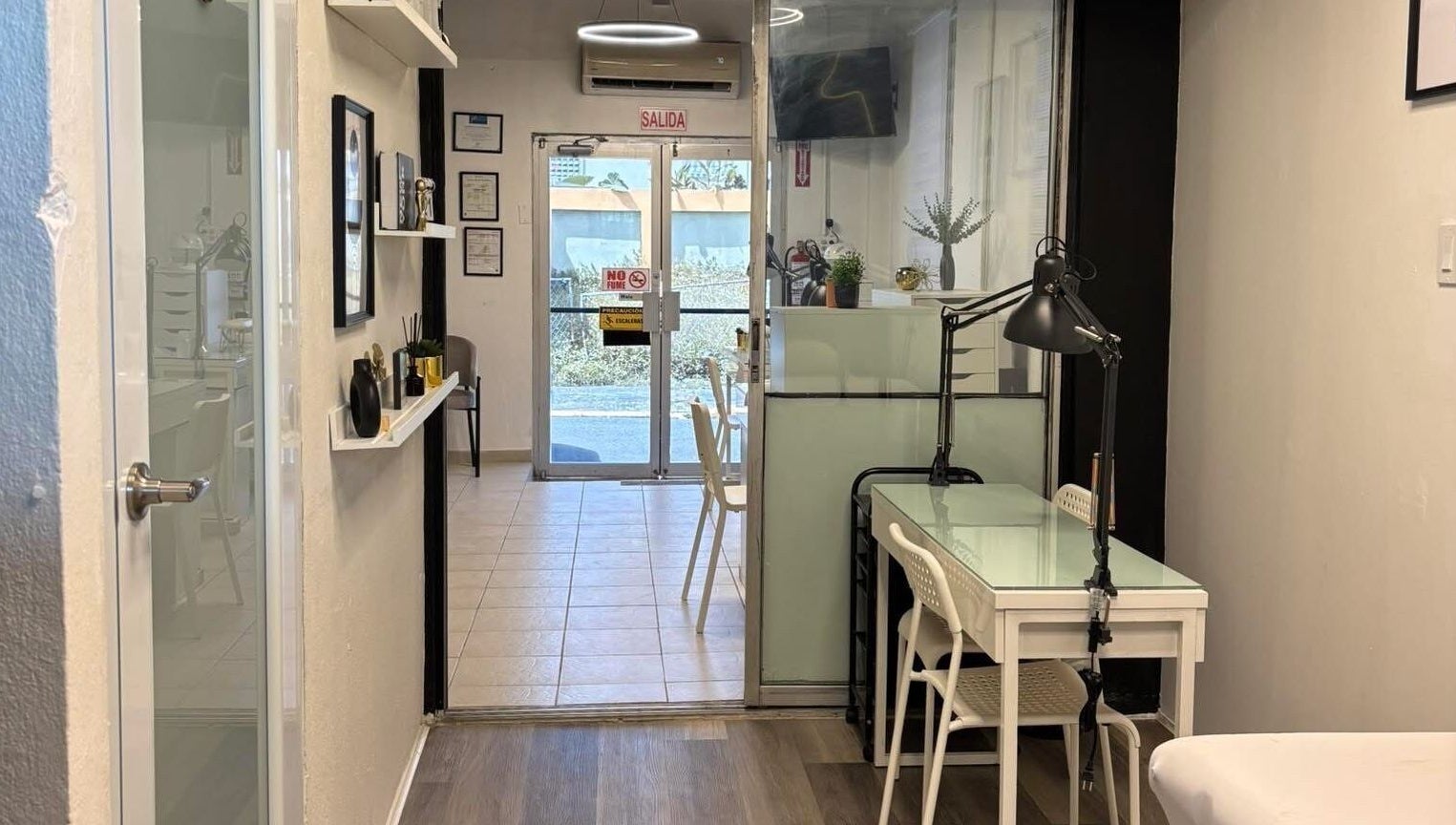 Interior moderno de Stella Nails en San Lorenzo, San Lorenzo, PR, mostrando una estación de trabajo limpia y estilizada.