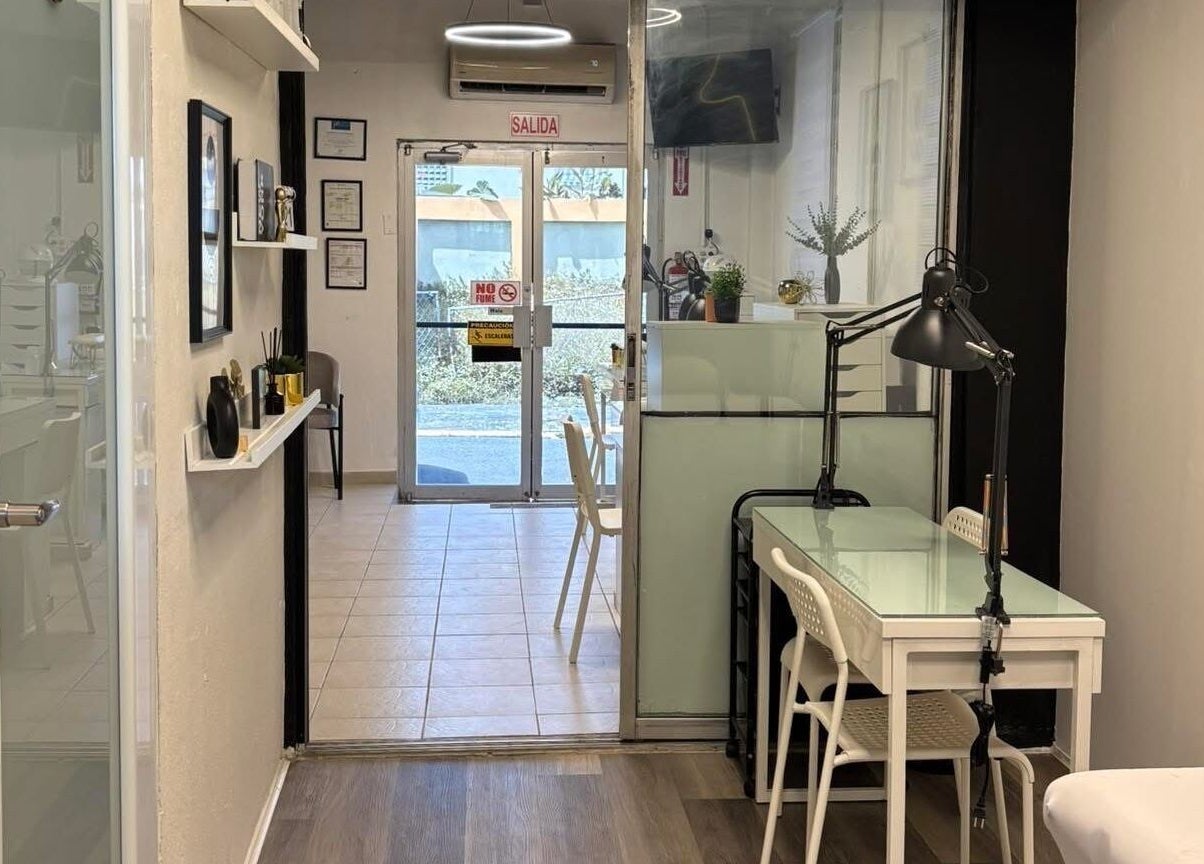 Interior moderno de Stella Nails en San Lorenzo, San Lorenzo, PR, mostrando una estación de trabajo limpia y estilizada.