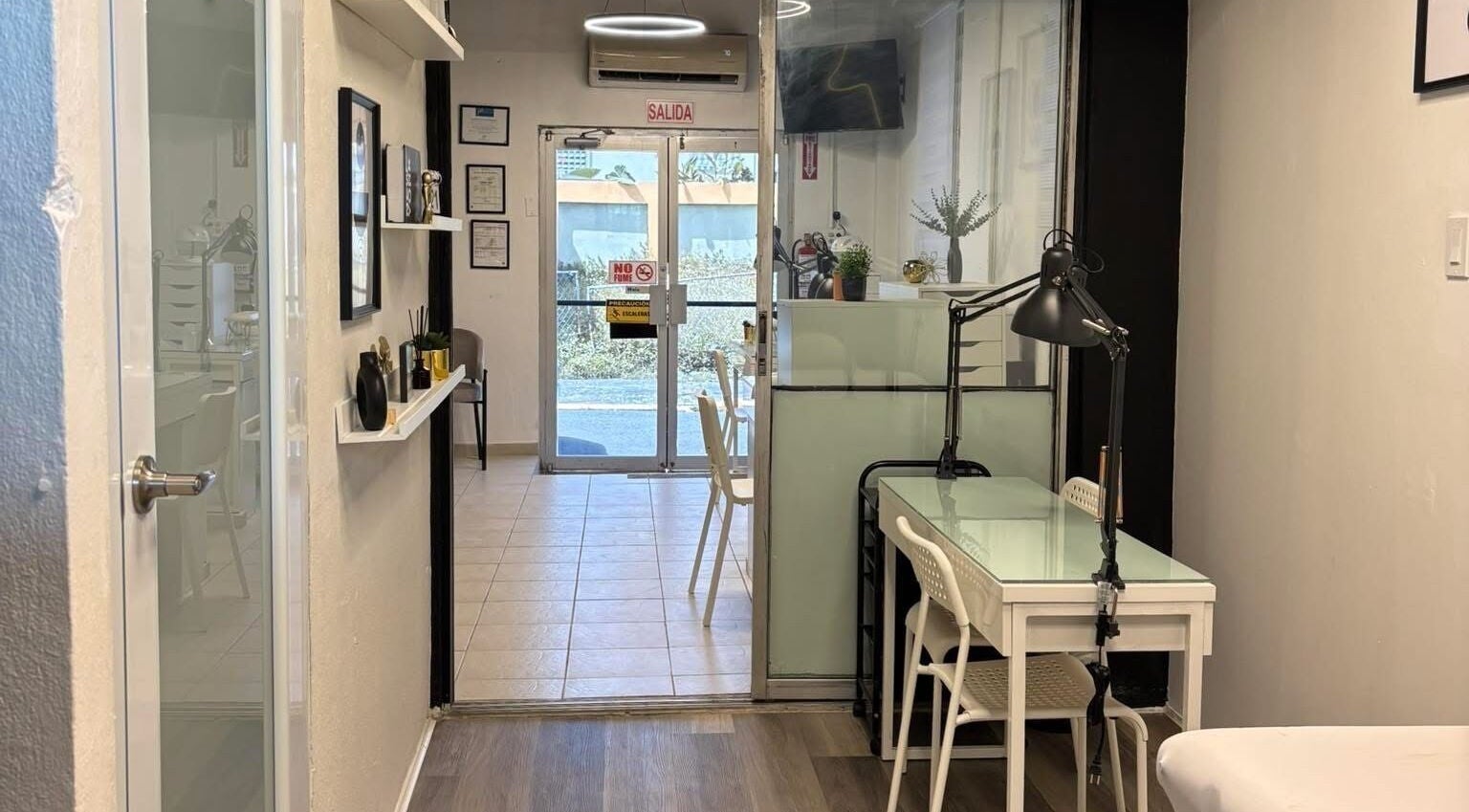 Interior moderno de Stella Nails en San Lorenzo, San Lorenzo, PR, mostrando una estación de trabajo limpia y estilizada.