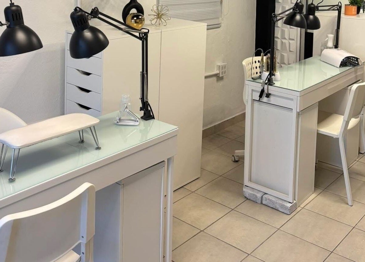 Estaciones modernas de manicura en Stella Nails, San Lorenzo, San Lorenzo, PR, para un servicio de calidad.