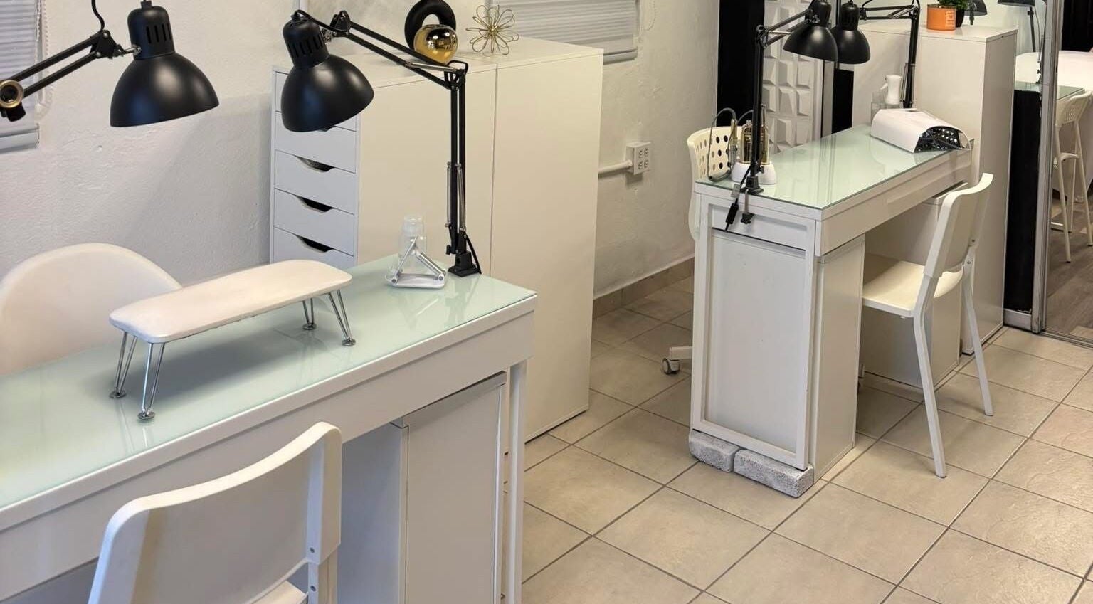 Estaciones modernas de manicura en Stella Nails, San Lorenzo, San Lorenzo, PR, para un servicio de calidad.