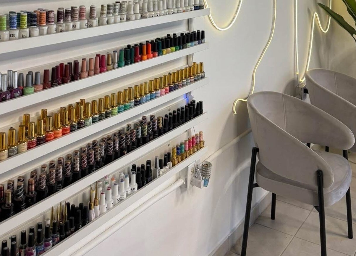 Amplia selección de esmaltes en Stella Nails, San Lorenzo, San Lorenzo, PR. Ambiente acogedor y moderno.