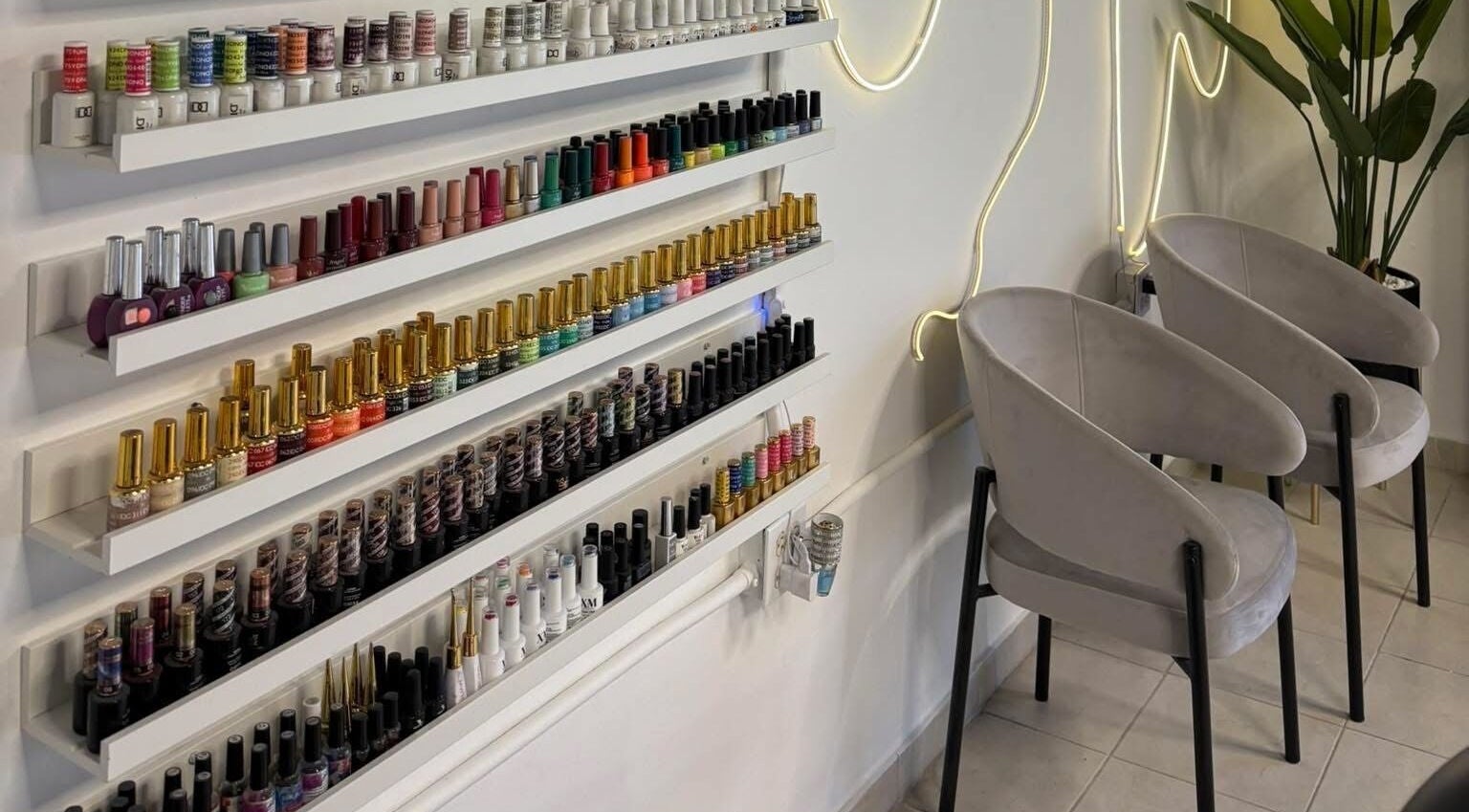 Amplia selección de esmaltes en Stella Nails, San Lorenzo, San Lorenzo, PR. Ambiente acogedor y moderno.