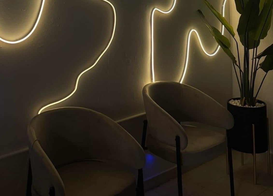 Elegante sala de espera en Stella Nails con iluminación moderna en San Lorenzo, San Lorenzo, PR.