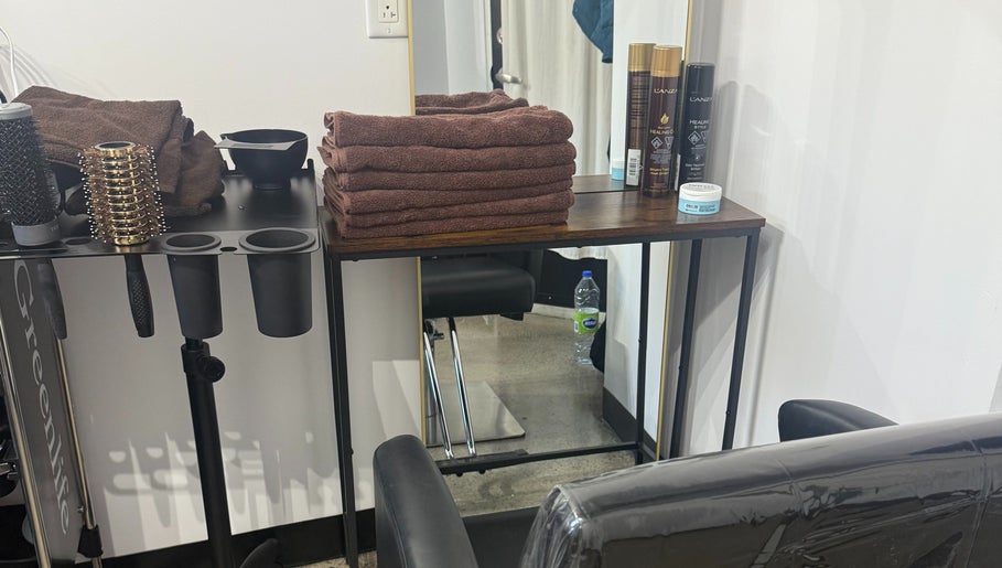 Station de coiffure moderne chez Quantum coiffeure, Montréal, Québec, CA avec serviettes et produits.