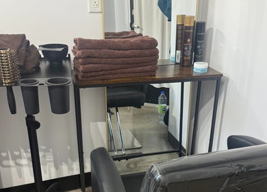 Station de coiffure moderne chez Quantum coiffeure, Montréal, Québec, CA avec serviettes et produits.