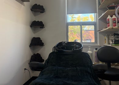 Zone de soins capillaires chez Quantum Coiffeure, Montréal, Québec, CA, avec siège confortable et équipements modernes.