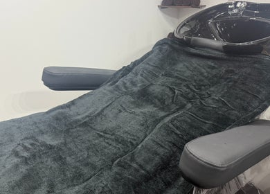 Fauteuil de salon de coiffure confortable à Quantum coiffeure, Montréal, Québec, CA.