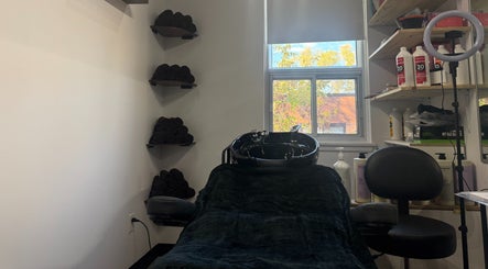 Station de lavage moderne au salon Quantum coiffeure, Montréal, Québec, CA, avec équipements de luxe.