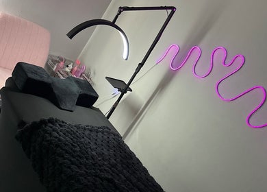 Sala de tratamiento en Sabelli Beauty Studio en Memphis, Tennessee, US con iluminación suave y decoración moderna.