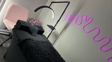 Sala de tratamiento en Sabelli Beauty Studio en Memphis, Tennessee, US con iluminación suave y decoración moderna.