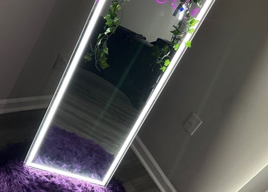 Espejo iluminado con marco vegetal en Sabelli Beauty Studio, Memphis, Tennessee, US.