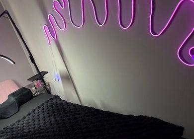 Sala de tratamiento con luces LED en Sabelli Beauty Studio, Memphis, Tennessee, US.