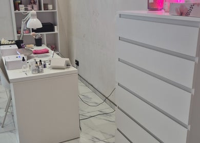 Espace élégant pour manucure chez Sarina Nails à Morlanwelz, Région Wallonne, BE.
