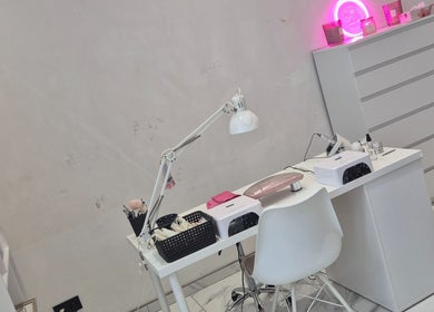 Poste de travail élégant chez Sarina Nails à Morlanwelz, Région Wallonne, BE, offrant des services de manucure.