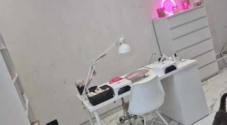 Poste de travail élégant chez Sarina Nails à Morlanwelz, Région Wallonne, BE, offrant des services de manucure.