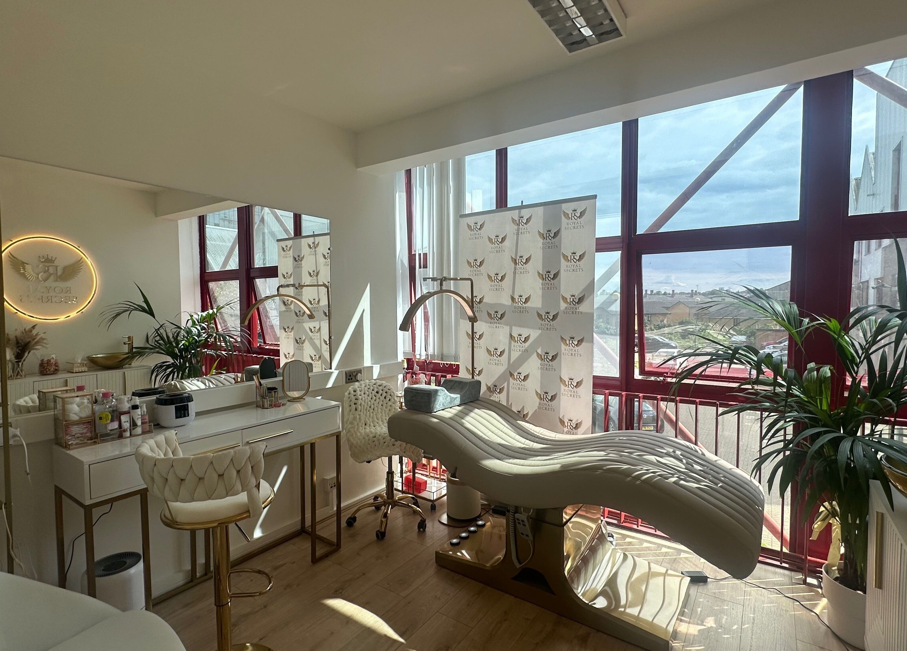 Світлий салон Royal Secrets у Лондоні, Англія з сучасним обладнанням та панорамними вікнами.