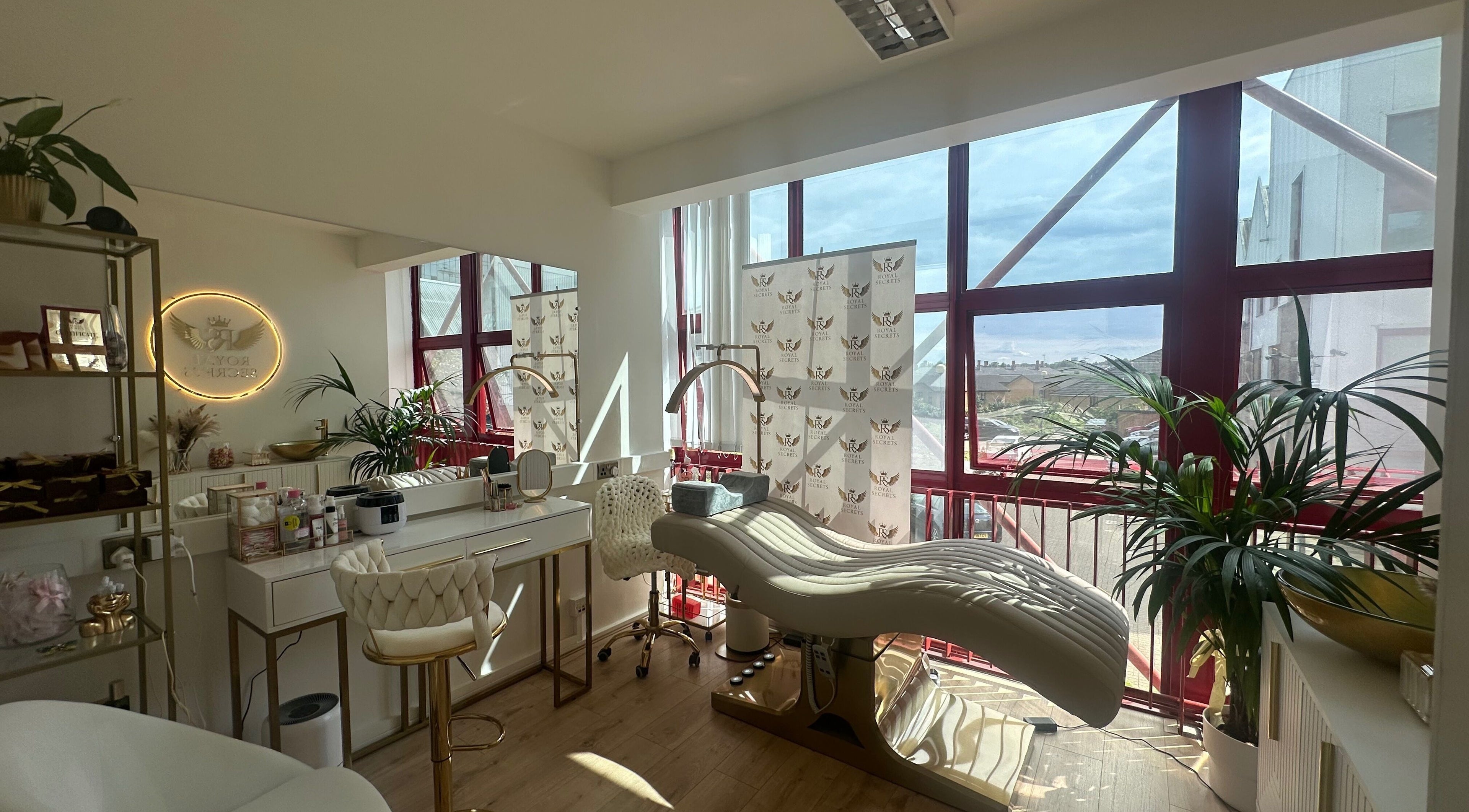 Світлий салон Royal Secrets у Лондоні, Англія з сучасним обладнанням та панорамними вікнами.