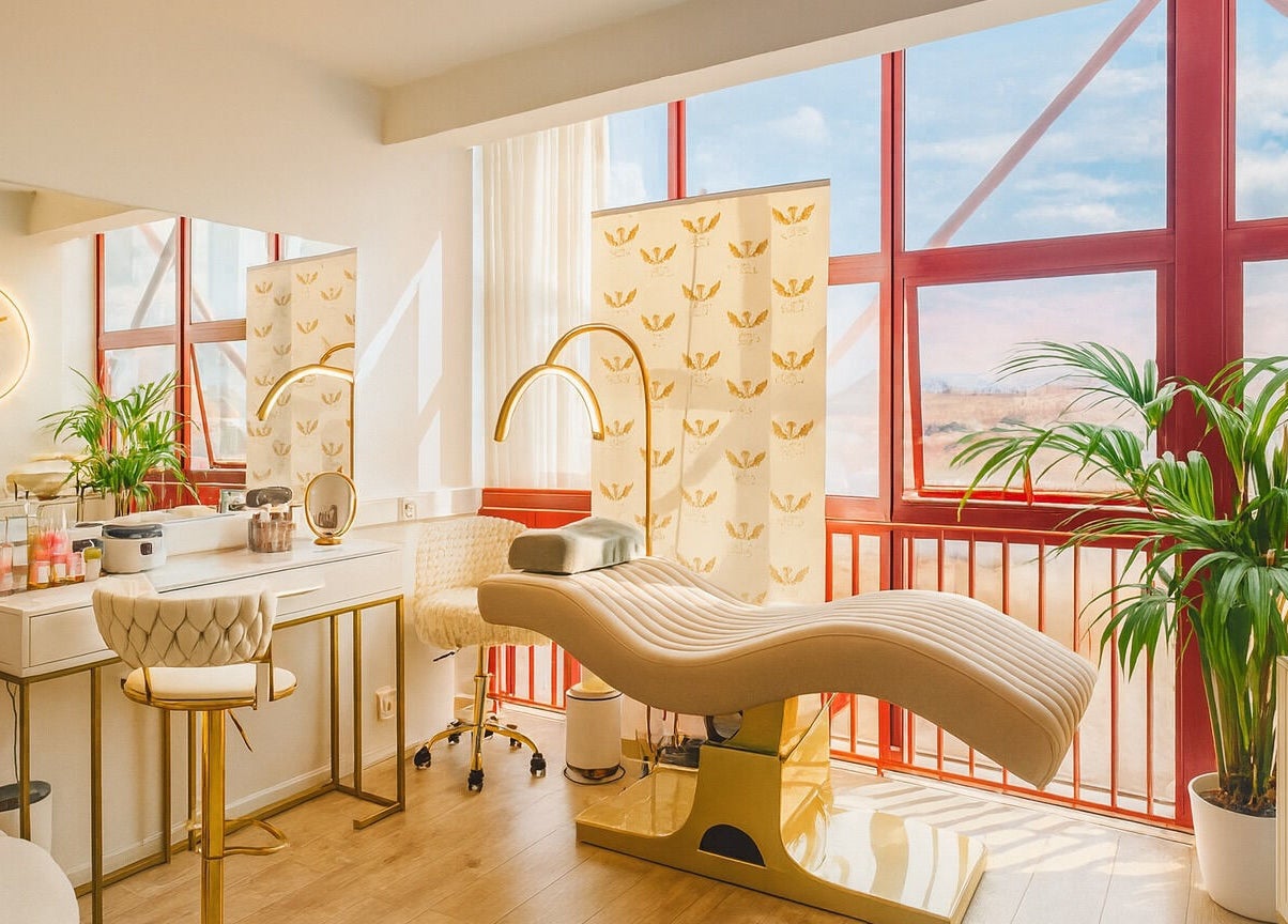 Світлий інтер'єр салону краси Royal Secrets в Лондоні з сучасними меблями та великими вікнами.