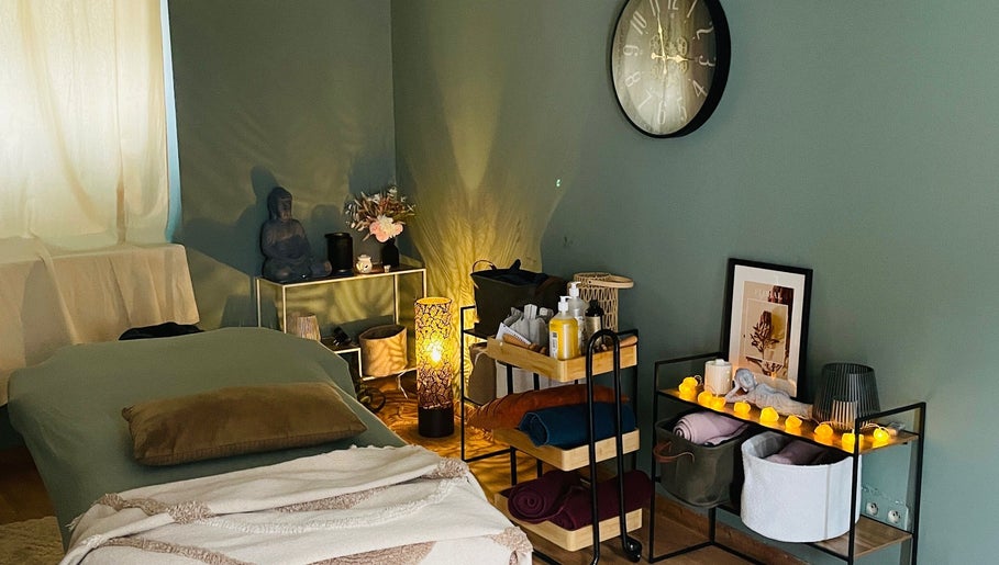 Salle de massage paisible à Un instant pour soi, Arreau, Occitanie, FR avec décoration zen et éclairage doux.