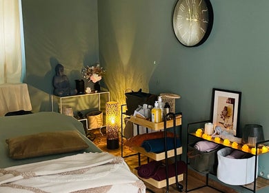Salle de massage paisible à Un instant pour soi, Arreau, Occitanie, FR avec décoration zen et éclairage doux.