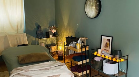Salle de massage paisible à Un instant pour soi, Arreau, Occitanie, FR avec décoration zen et éclairage doux.
