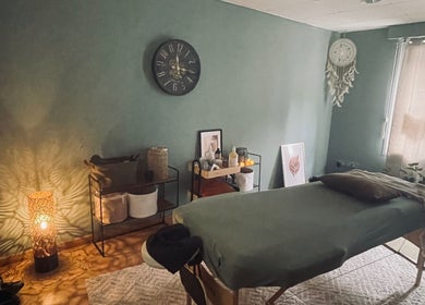 Salle zen avec table de massage chez Un instant pour soi à Arreau, Occitanie, FR.