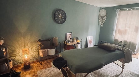Salle zen avec table de massage chez Un instant pour soi à Arreau, Occitanie, FR.