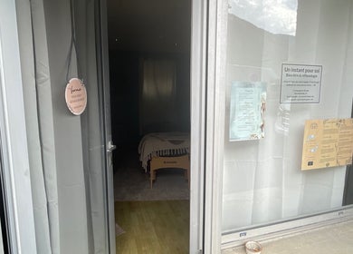 Entrée de Un instant pour soi à Arreau, Occitanie, FR, avec vue sur la salle de soins accueillante.