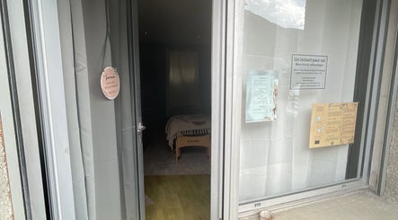 Entrée de Un instant pour soi à Arreau, Occitanie, FR, avec vue sur la salle de soins accueillante.