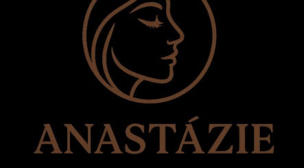 Logo Anastázie - kosmetika v Olomoucký Kraj, elegantní profil ženy na černém pozadí.