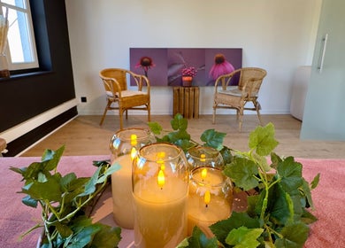 Candles and greenery create an inviting atmosphere at Bubble Connection, Waterloo, Région Wallonne, BE.