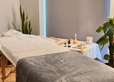 Relaxation massage room at Maison Iaso, London, GB, with plants and candles for a calming ambiance.