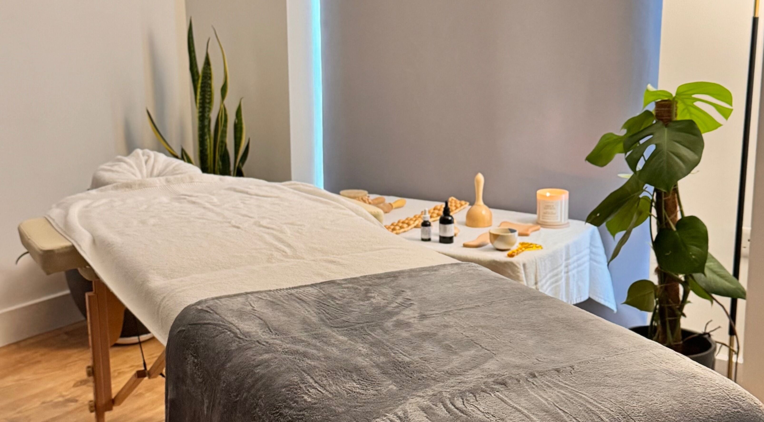 Relaxation massage room at Maison Iaso, London, GB, with plants and candles for a calming ambiance.