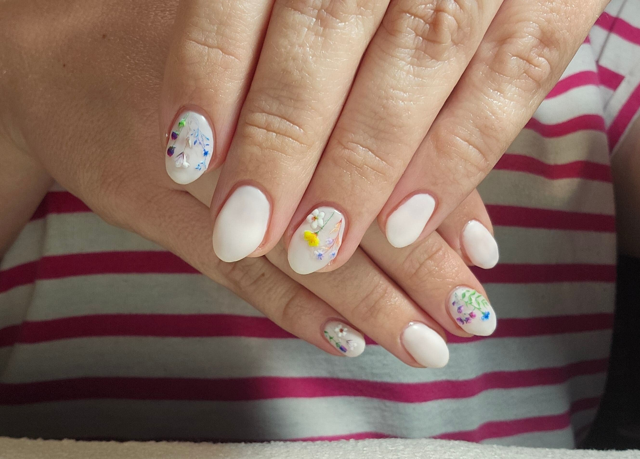 Elegant floral nail art at Blom & Blink Nails, Bloemfontein, Free State, ZA. Perfect for any occasion.