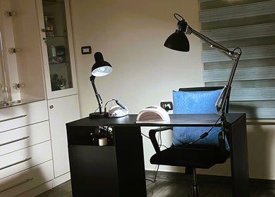 Serene nail desk setup at Nail.haven9, Amman, Amman Governorate, JO featuring modern design and ambient lighting.