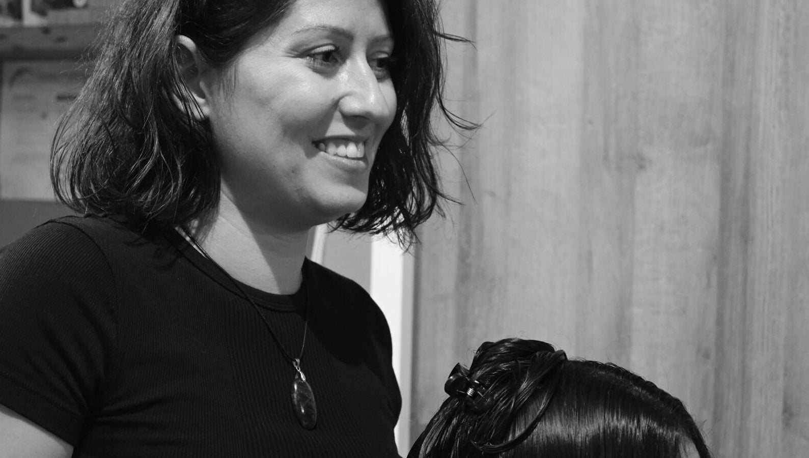 Coiffeur souriant à L'atelier Prasama, Saint-paul-les-fonts, Occitanie, FR avec une cliente heureuse.