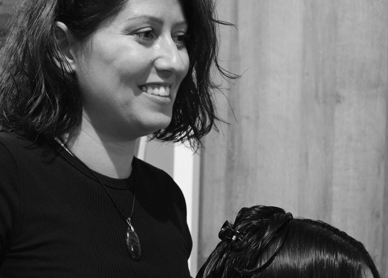 Coiffeur souriant à L'atelier Prasama, Saint-paul-les-fonts, Occitanie, FR avec une cliente heureuse.