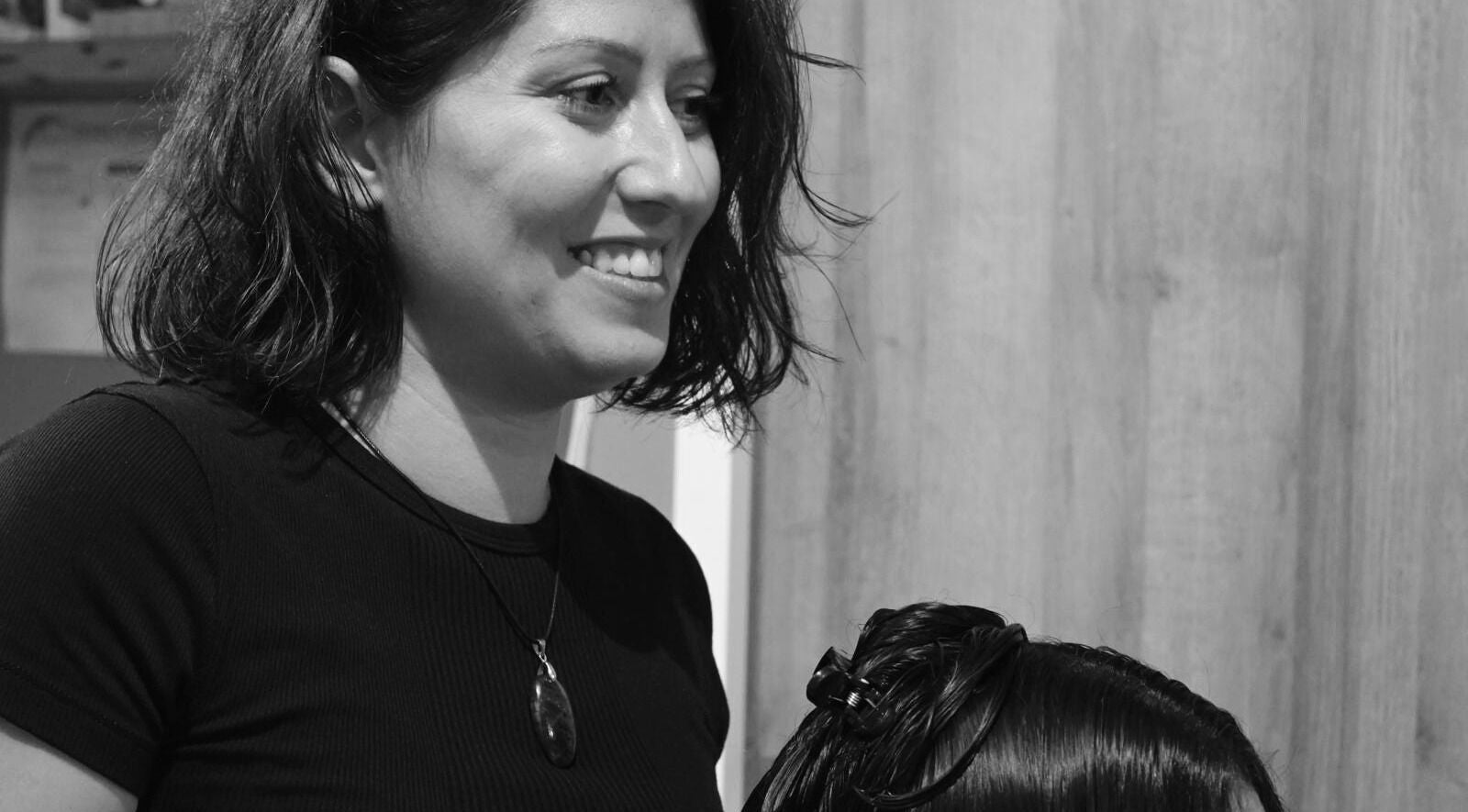 Coiffeur souriant à L'atelier Prasama, Saint-paul-les-fonts, Occitanie, FR avec une cliente heureuse.