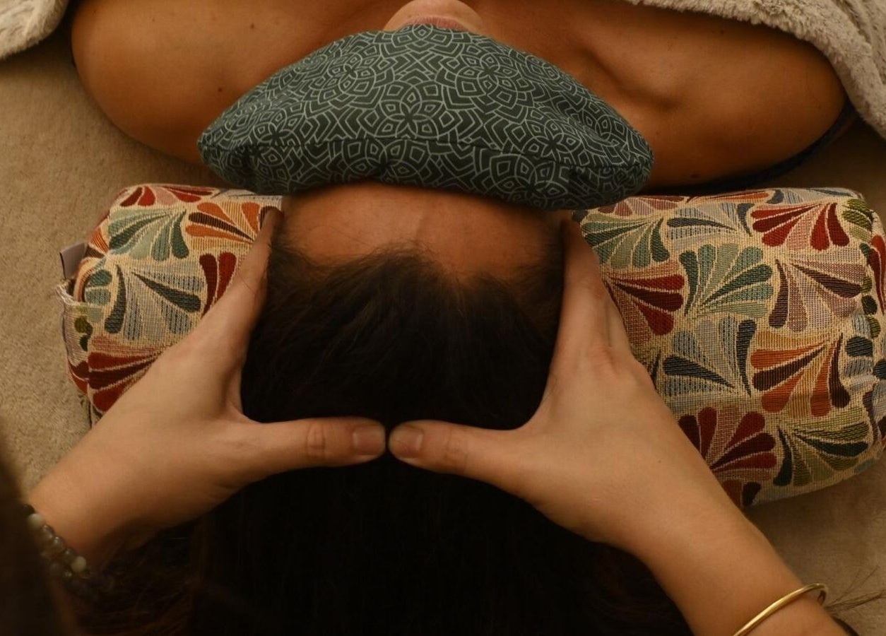 Massage détente à L'atelier Prasama, Saint-paul-les-fonts, Occitanie, FR, avec coussins colorés.