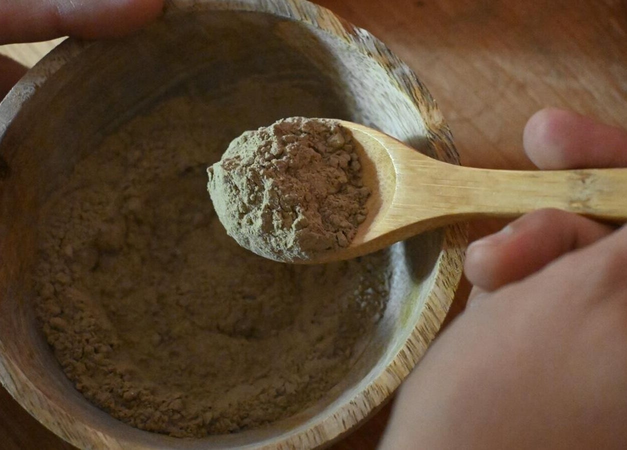 Mélange de poudre naturelle à L'atelier Prasama, Saint-paul-les-fonts, Occitanie, FR. Bien-être à l'honneur.