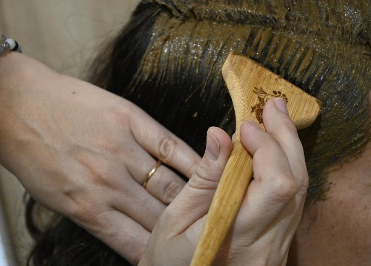 Application de soin capillaire naturel à L'atelier Prasama, Saint-paul-les-fonts, Occitanie, FR.