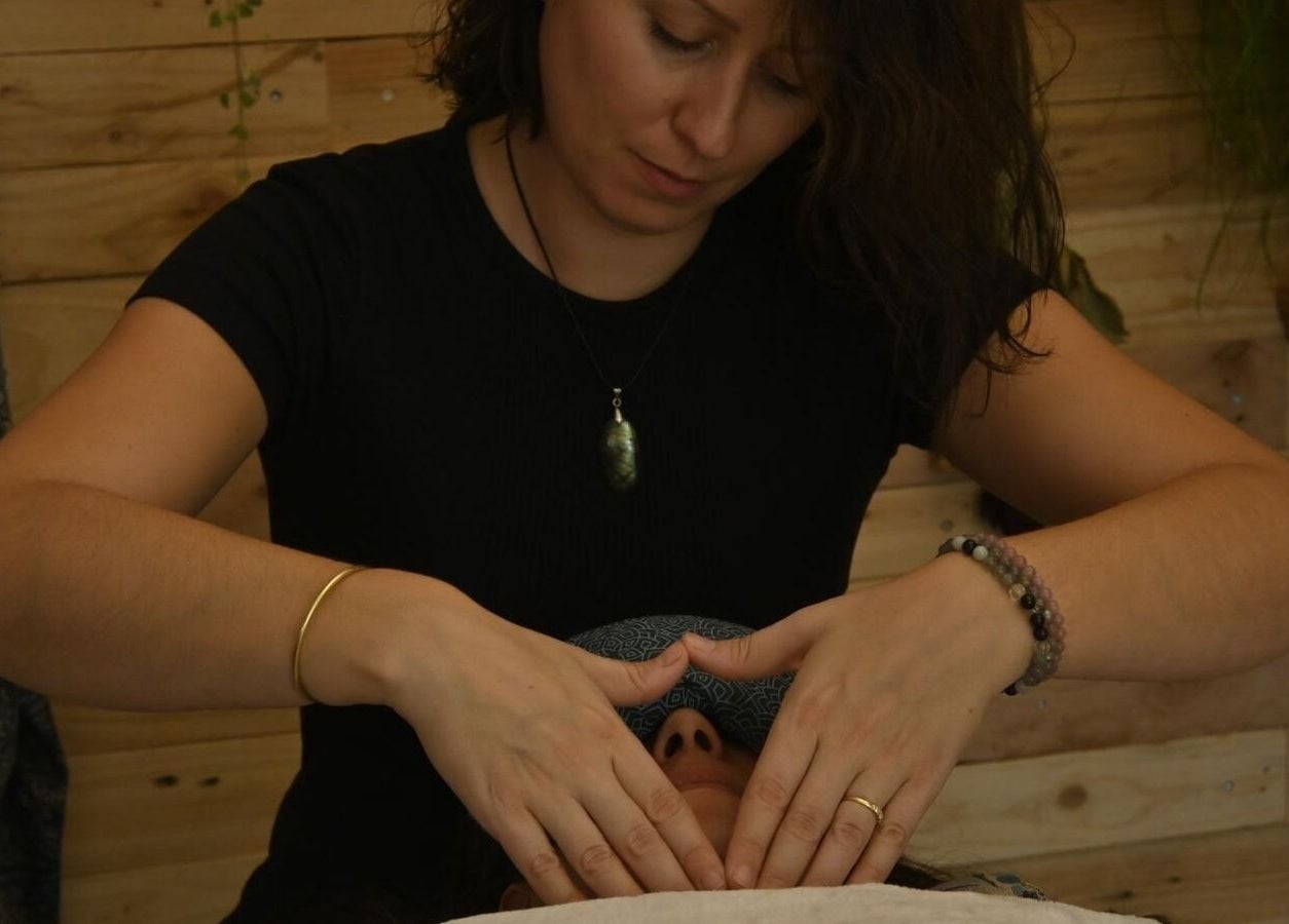 Thérapeute effectuant un soin relaxant à L'atelier Prasama, Saint-paul-les-fonts, Occitanie, FR.